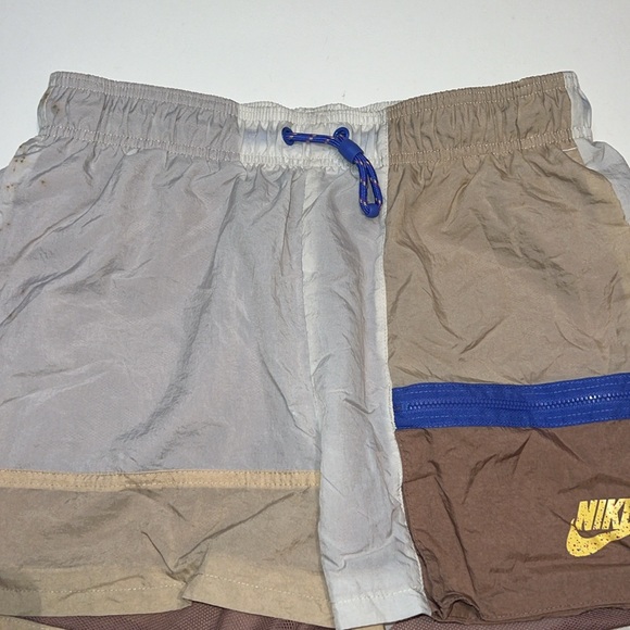 Nike Women’s Icon Clash Shorts in Tan, size Small - Picture 3 of 13